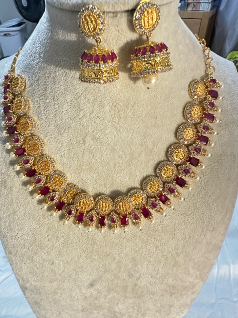 Last chance Sale ‼️ Gold-Plated Necklace Set with Ruby-Red Accents